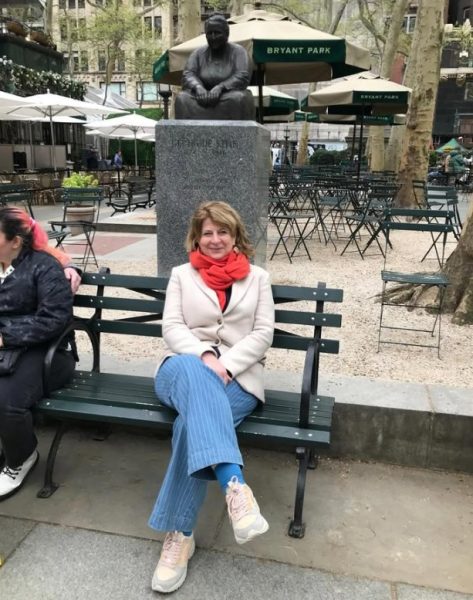 marja-pruis-bij-standbeeld