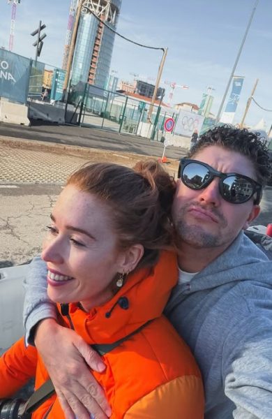 antoinette-rijpma-met-vriend-op-scooter