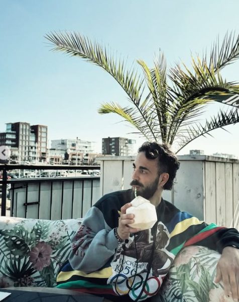 diogo-tomas-met-kokosnoot